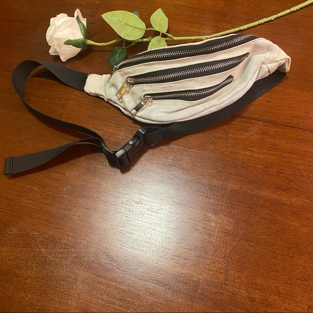 Ardene light wash jeans Fanny pack with black belt